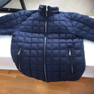 Gant Höst Jacka- storlek S - Gant Höst Jacka för billig summa, några år gammal, men fungerar och är stilren med flera färger och kan kombineras , Chinos/Jeans. Storlek S! Pris 400kr