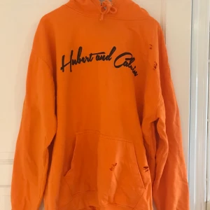 Orange hoodie med slitningar  - Superbra skick med små detaljer i form av slitningar