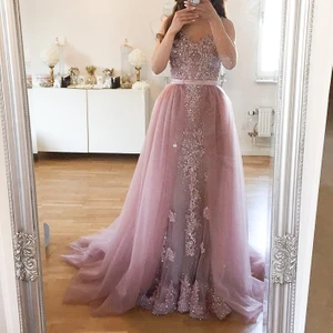 ✨ 🌸Festklänning 🌸✨ - Festklänning med avtagbar kjol inköpt för 5400kr (avtagbara kjolen är köpt separat, med säljs ihop med klänningen. Jag är 160cm lång och har 7-10 cm klack på bilden🌺.     Länk till hur klänningen