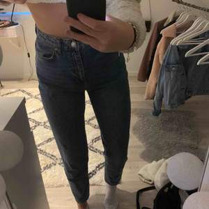 Jätte fina jeans från Gina Tricot. Använda några fåtal gånger. Ny pris 499 kr. Säljer pågrund av att dem inte kommer till användning. Köparen står för frakten.