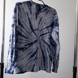 Tröja med mönster  - En hippie-vibe tröja i storlek M. Passar 2 storlekar ner (xs , s) och passar En stolek upp (L). Frakten blir 50kr