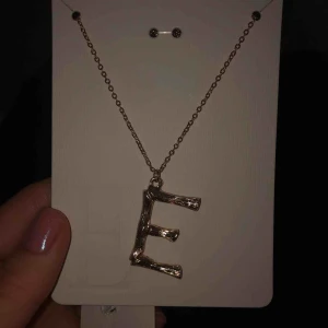  - Trendigt halsband med bokstaven E. Frakt=10 kr💓