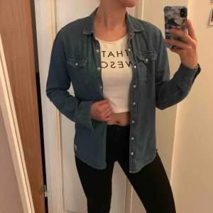  - GARDEROBRENSNING!  Snygg jeansskjorta från Broken Arrow.  