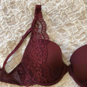  - Vinröd push up bh från hm, helt ny då den var förliten för mig stl 75D (jag brukar ha 75D vanligtvis men denna var somsagt förliten för mig!) 150kr inkl frakt  Andra bilden är från hm då den vinröda ej säljs hos hm längre! 