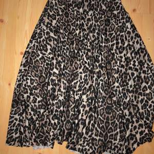 Jätte fin Leopard kjol från Gina, använt 2 gånger typ! Passar en s också!🍒