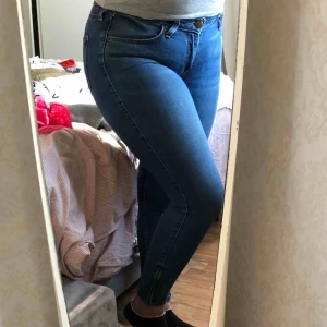  - Mina favorit byxor från Lee som sitter så bra på, detta är deras modell ”scarlett cropped” i stl W27 L31, nypris runt tusenlappen mitt pris 250kr