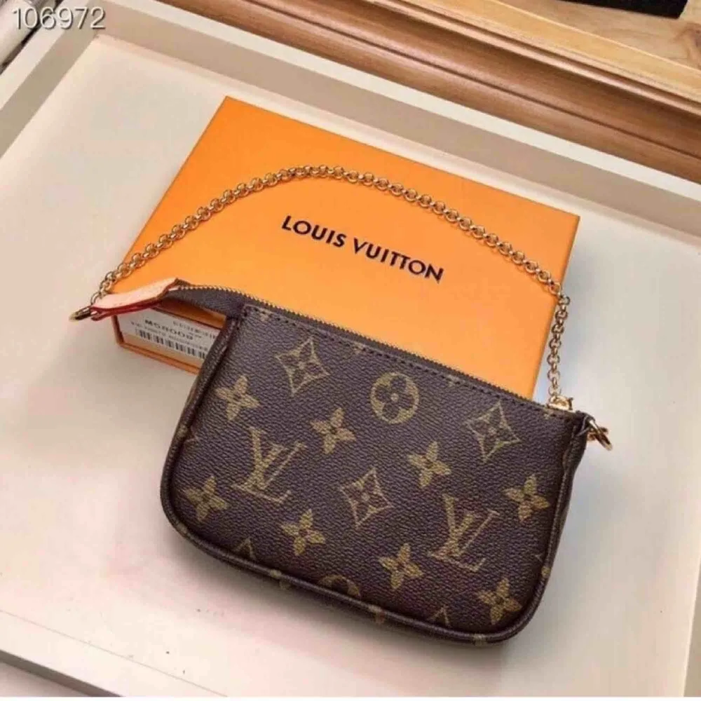 Louis Vuitton mini Pochette Accessoires l helt ny och oanvänd | allt på bilder får du, kvitto finns | . Väskor.
