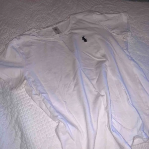  - Snygg t-shirt! 🤍 storlek s men skulle säga den passar en xs också :) 