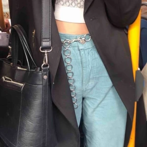 Ljusblå sommarbyxor - Intressekoll på dessa supersnygga, ljusblåa , manchesterbyxor ifrån Vero Moda. Använt ett fåtal gånger. Kortare byxor som passar till mycket!🤩   