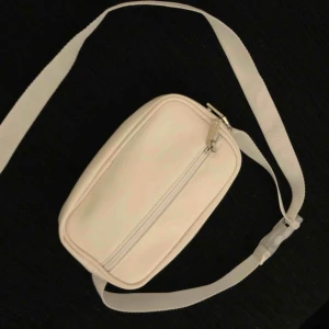  - Axelväska vit i nyskick, aldrig använd!  Köparen står för frakt! :) 