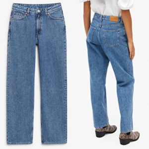 Supersnygga jeans från Monki - Supersnygga jeans från Monki i en rak modell som har en mom-jeans passform. Endast använda 3 gånger och är därmed i väldigt gott skick! Säljer pga att de inte riktigt är min typ av modell på jeans. Frakt tillkommer och betalningen sker via Swish.