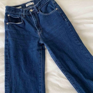  - Blå jeans från Pull & Bear, tyvärr för små och för korta för mig som är 184 cm!🌸