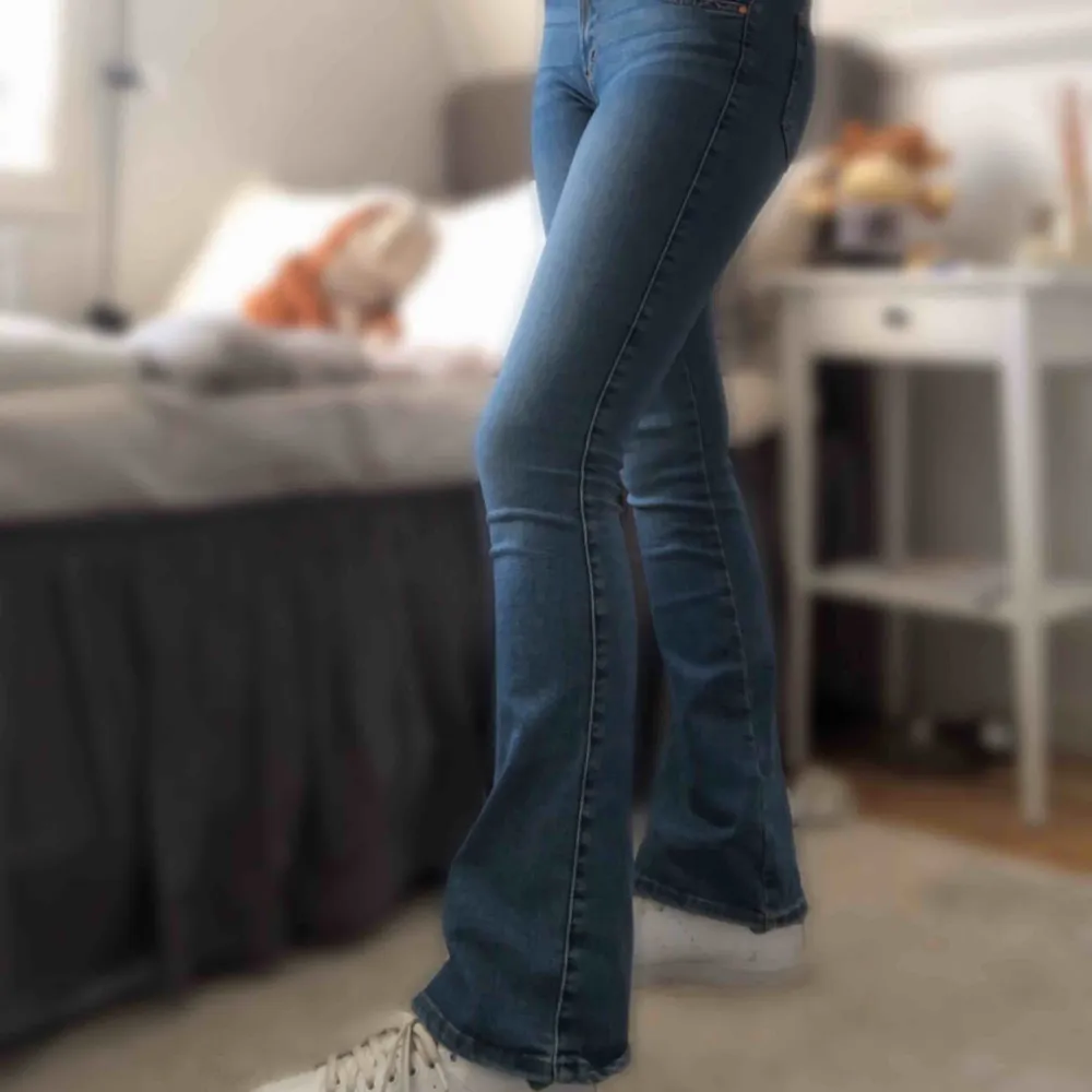 Blå bootcut-jeans från BikBok. Knappt använda. Nypris 599kr. Köparen står för frakten💞. Jeans & Byxor.