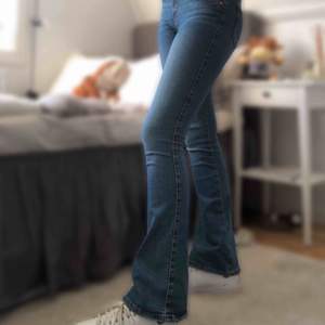 Blå bootcut-jeans från BikBok. Knappt använda. Nypris 599kr. Köparen står för frakten💞