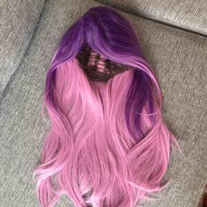 Lila och rosa fin peruk. 