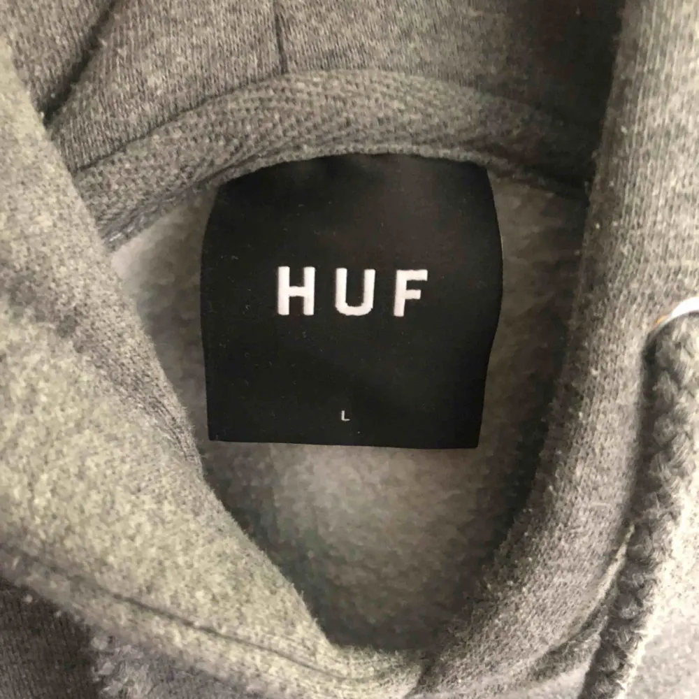 Grå HUF hoodie shippas från Danmark till Sverige för 59 kr🔝. Hoodies.