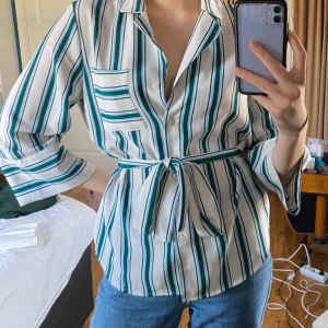  - Tänkte kolla om någon är intresserad att köpa min så snygga skjorta från monki. Kan även använda som en kimono, och bältet går att ta bort! Köparen står för frakt!