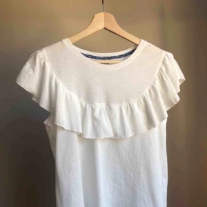 Söt topp - Söt topp från Noisy May som passar s, använd en gång. Minilite gensomskinlig men har man en beige/grå bh under är det lugnt! Frakt tillkommer!💫💘