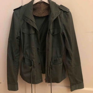  - Jättefin militärgrön jacka!  Dyrt inköp  Jättefint skick!