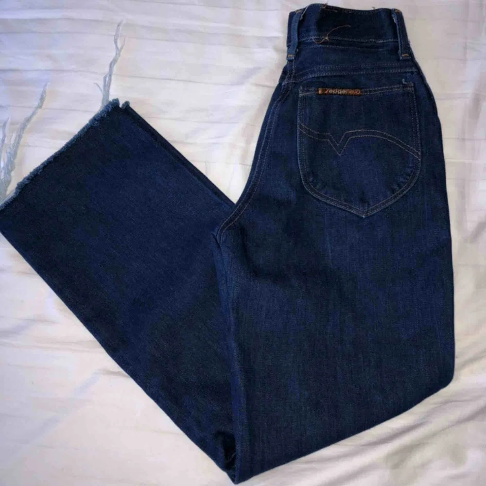 Dark wash vintage jeans från Urban Outfitters vintageavdelning i New York, märke ”Sledgefield”. Strl står ej men små i midjan och ”figursydda”. Ankel-långa, ”frayed edges”, lite vida i vaderna. Bra skick.  Startpris: 250 kr Köpare står för frakt :). Jeans & Byxor.