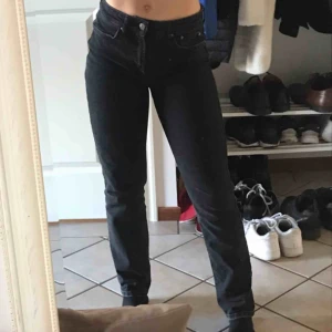  - Super sköna jeans med bra passform! Strl W26 L32. Köpta för 500kr. Kom med bud🥳