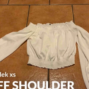 Topp - Off shoulder 