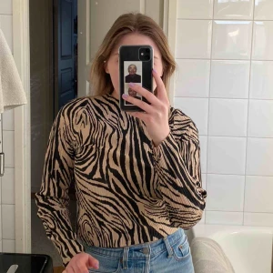  - Leopard tröja/blus från River Island köpt på Zalando ! Enbart använd en gång. Strl 36 men passar mig som både har XS och S