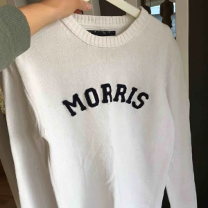  - Stickad tröja från Morris, lite nopprig på trycket (se bild) men annars i mycket fint skick 