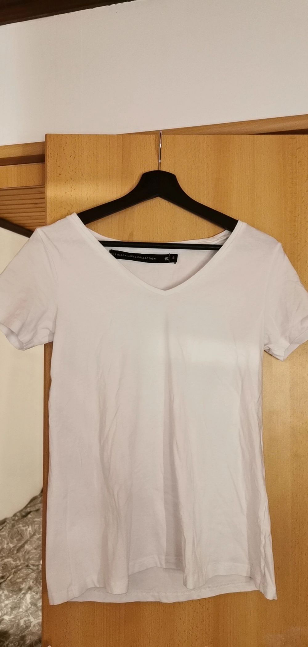 En svart och en vit tröja. Den svarta är i storlek M och den vita i storlek S, skulle säga att båda passar både Storlek S och M. Aldrig använda. Båda för 70 kr inklusive frakt. . T-shirts.