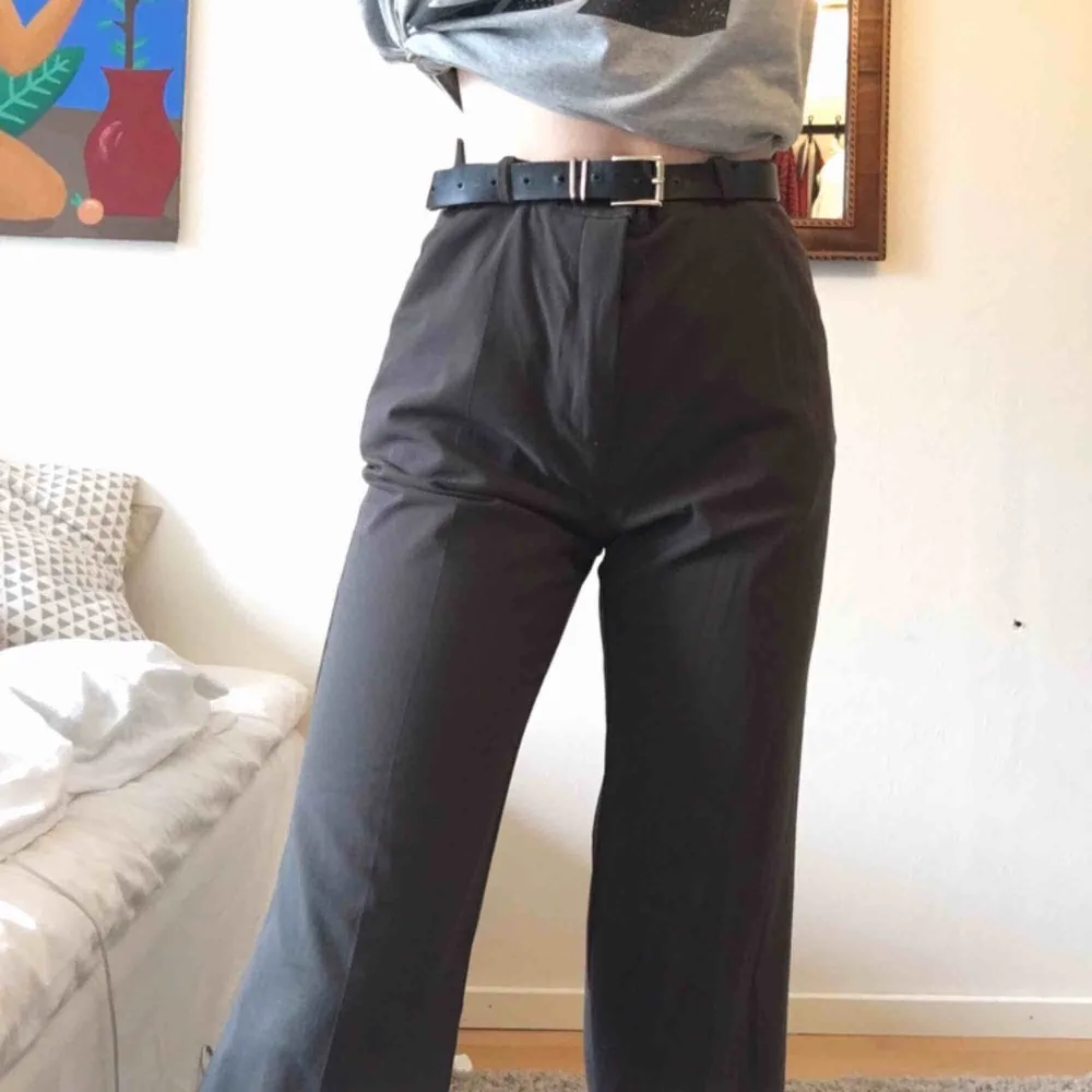 Supersnygga mörkgröna/gråa kostymbyxor köpta second hand! Fint skick och bra kvalité men för stora på mig:-( kan mötas i Stockholm och annars står köparen för frakt! . Jeans & Byxor.