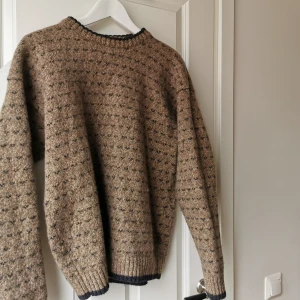 Stickad tröja  - Bra kvalité. Tröjan sitter dock som en small/medium. 