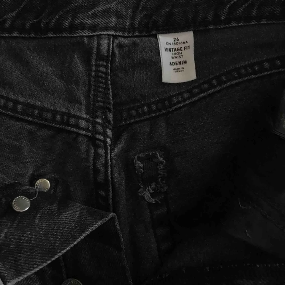 Raka jeans från H&M som inte längre säljs i butik. Det är storlek 26 men känns mer som xs och en liten s.   Dem är knappt använd och säljer då dem är lite för tajta upp till på mig. Jag är en 159 och dem går precis ned till golvet. Jeans & Byxor.