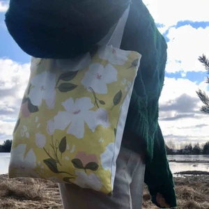  - Tygkassarna finns i 8 olika tryck. Gratis frakt i hela landet. 1 för 149kr. 2 för 249kr. 3 för 299kr. Har dragkedja och ett innerfack med dragkedja. Skicka ett meddelande för att köpa. Betalning sker via swish. @tygkassen på instagram❤️🧡💛💚💙💜