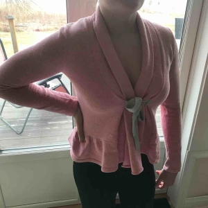  - Rosa Odd Molly kofta, minimalt använd. Strl 1, jag är en small i andra plagg. Frakt tillkommer 