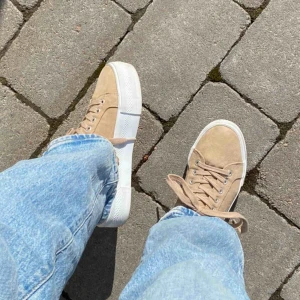  - Snygga och trendiga beiga sneakers från H&M, perfekta till våren! Använda ett fåtal gånger pga fel storlek⚡️ storlek 36 men rätt så små i storleken! Kan mötas upp i Karlstad eller så står köparen för frakt!