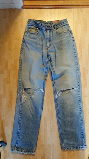 Ljusblå retrojeans - Tippar på 80/90-tal. Skriv till mig om du önskar fler foton! Betalning via swish. Köparen står för frakt om vi inte kan mötas upp i Stockholm.
