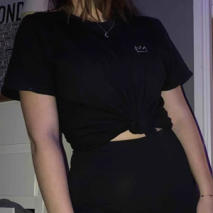  - Hovet montague merchandise med coolt motiv på ryggen! Kan inte köpas någonstans. Väldigt bra passform. 