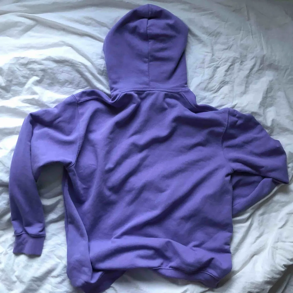 Super snygg och härlig lila hoodie ifrån Zara! Superbra skick knappt använd 🤩 Storlek XL Priset är med frakt ☺️. Hoodies.