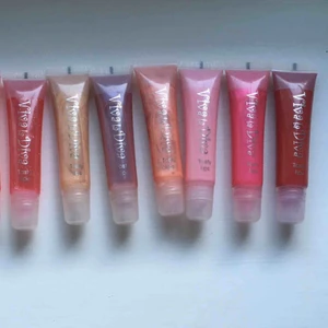  - 30kr/st 2 för 55kr Glansiga och fina. Två st är glittriga och resten glansiga och visa lite metallic colour. Har använts några gånger.