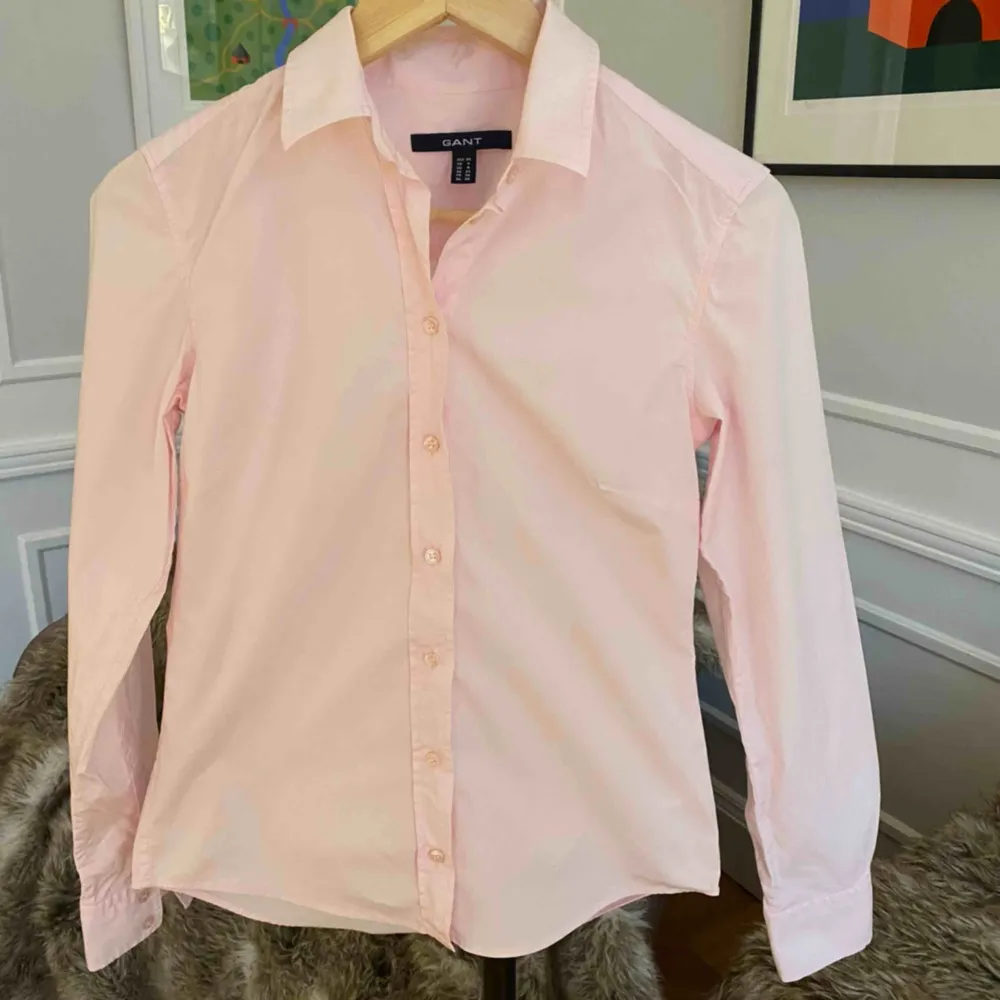 Säljer denna ljusrosa Gant skjorta. köpt på NK i storlek S. Skjortan har aldrig använts. Skjortor.