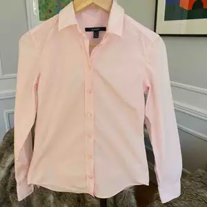 Säljer denna ljusrosa Gant skjorta. köpt på NK i storlek S. Skjortan har aldrig använts