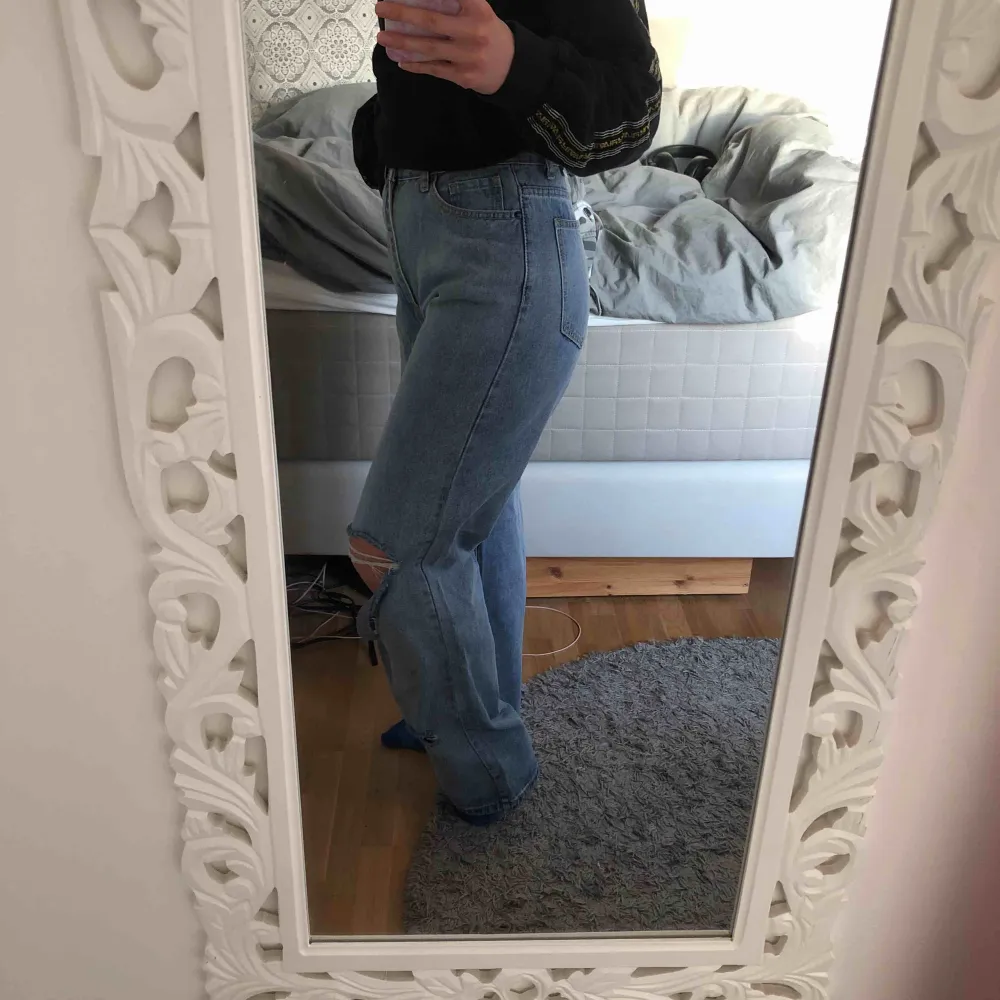 Helt nya (med lappen kvar) jättesnygga jeans från boohoo, med hål på knäna. Säljes pga att de är för stora för mig då de är lite stora i storleken(de är 38 men passar 40 också). Man ser på bilderna att de är lite stora.. Jeans & Byxor.