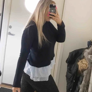  - As snygg långärmad med volanger från GinaTricot i storlek M❣️