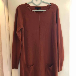  - Stickad klänning från Atmosphere. Använd 2ggr tvättad 1 gång. Mer en 38a än 40.  Frakt eller avhämtning! 