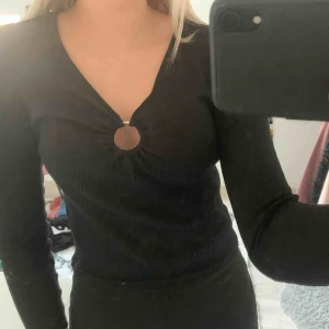  - Tröja från H&M, säljer pågrund av att den är för kort i mina armar annars super fin. Köparen betalar frakten☺️