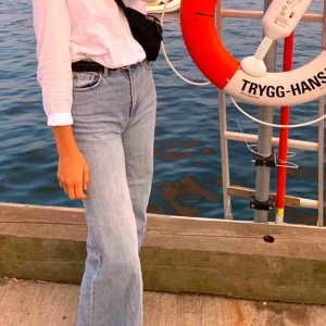  - Säljer mina suuuperfina jeans från Weekday. I modellen ace och storlek 25/30.  Köparen står för frakten 💕🦋 Nypris 500