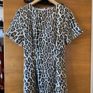  - käck minidtess/klänning i lepardmönster/animalprint stl xs normal i stl   mkt fint skick  köparen betalar frakt