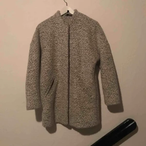  - Fin jacka har tyvärr inte kommit riktigt kommit till andvändning. Jackan kommer från h&m och är i storlek s. Skriv för mer bilder😉