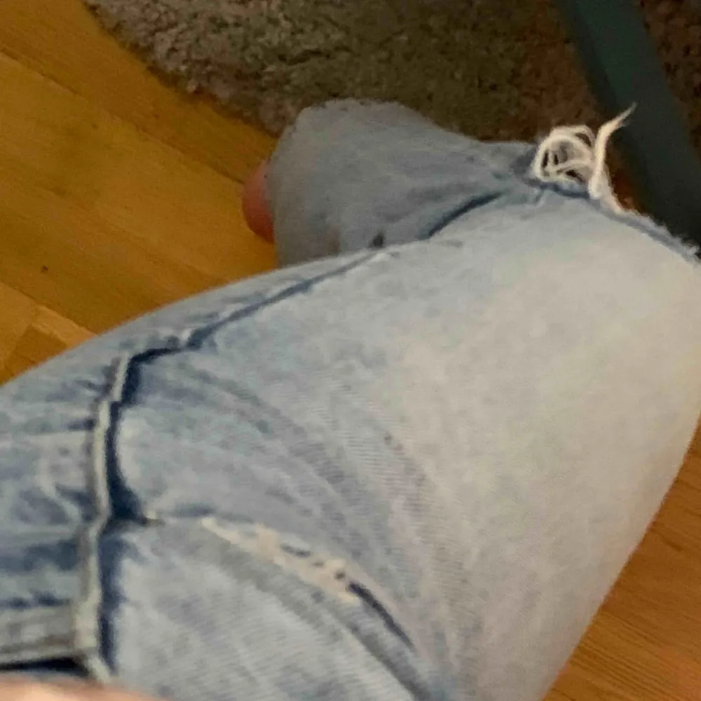 Ett par skit snygga jeans från Zara. Använda fåtal gånger !  Sitter as bra 💓🤯 Sitter högt i midjan på mig, är 161 . Jeans & Byxor.