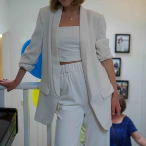  - Riktigt fin vit blazer/kavaj från zara! Endast använd en gång på min student☺️ passar utmärkt nu till den kommande våren! Kan mötas i Stockholm och annars står köparen för frakt🌸